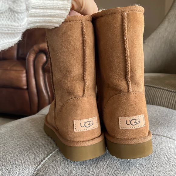 UGG Classic Short II - Picture 4 of 5